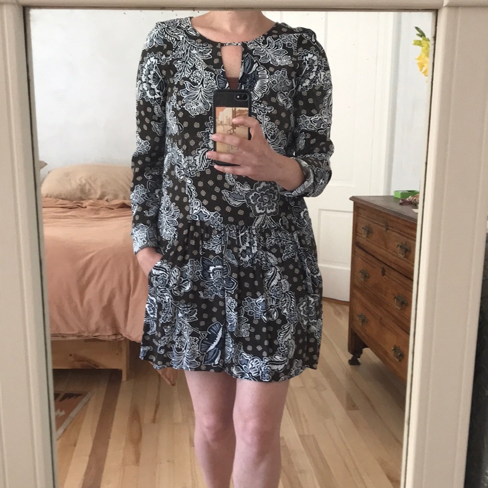 Peephole Long-Sleeved Floral Dress